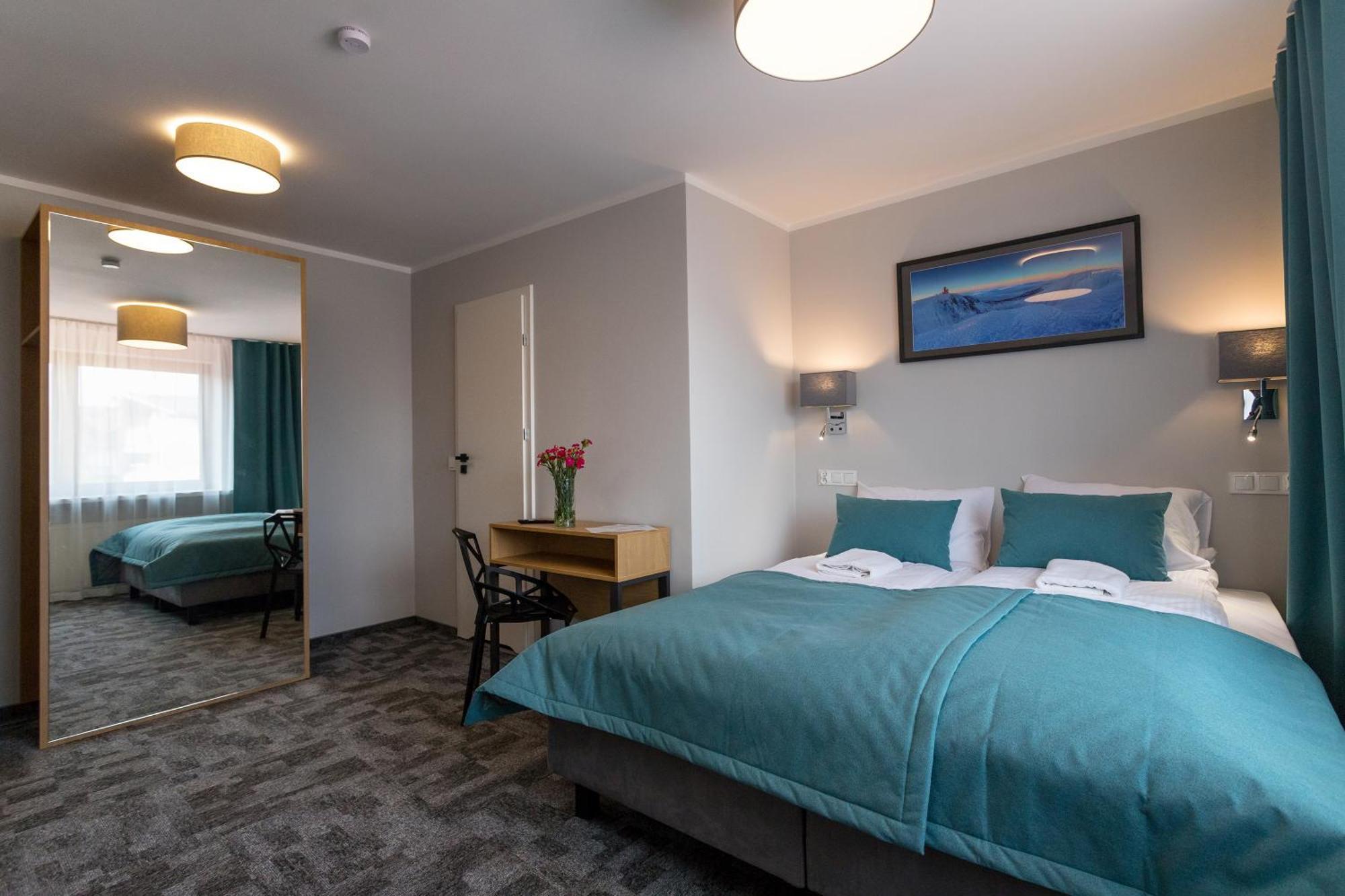 Przystanek Szrenica Hotel ชกลาร์สกา ปอเรมบา ภายนอก รูปภาพ